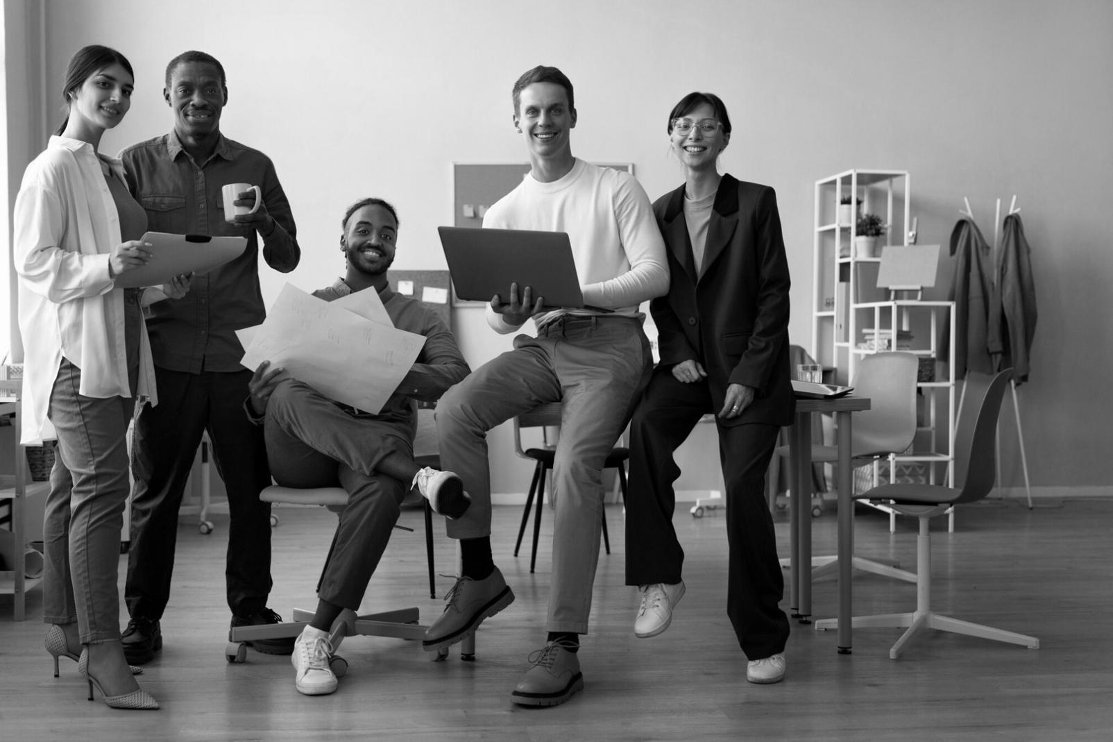 Ambiente di studio attrezzato per lezioni pratiche di fotografia