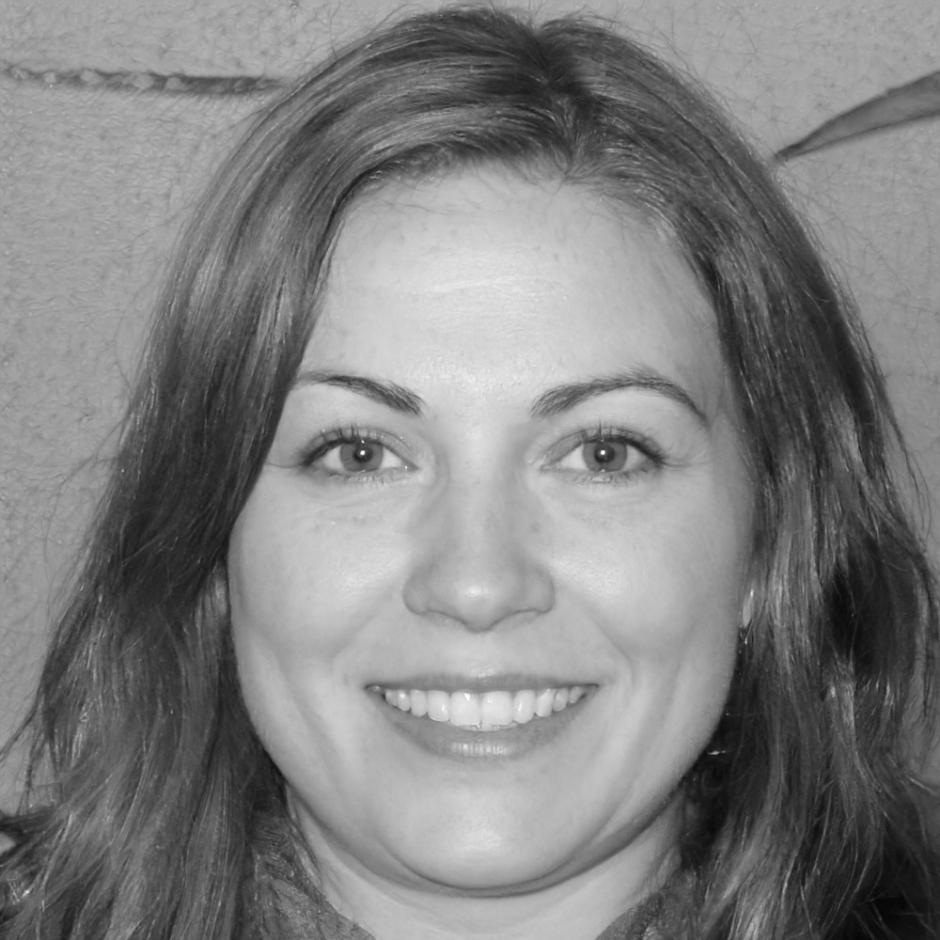 Elena Rossi, E-commerce Specialist
