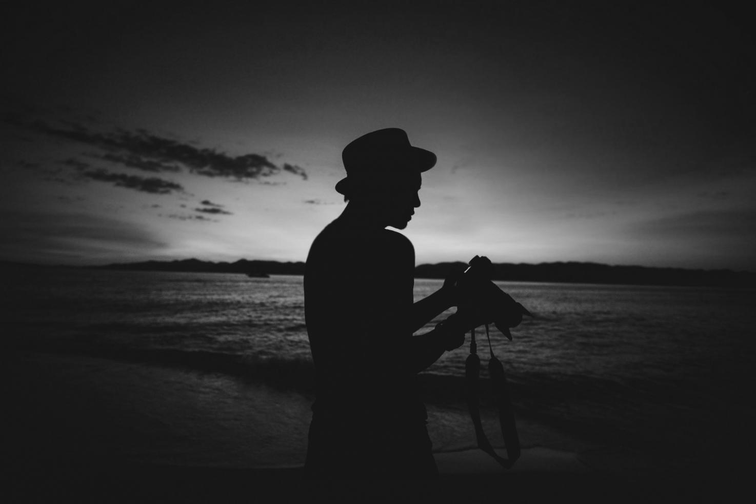 Sessione fotografica professionale di prodotti con setup di illuminazione avanzato